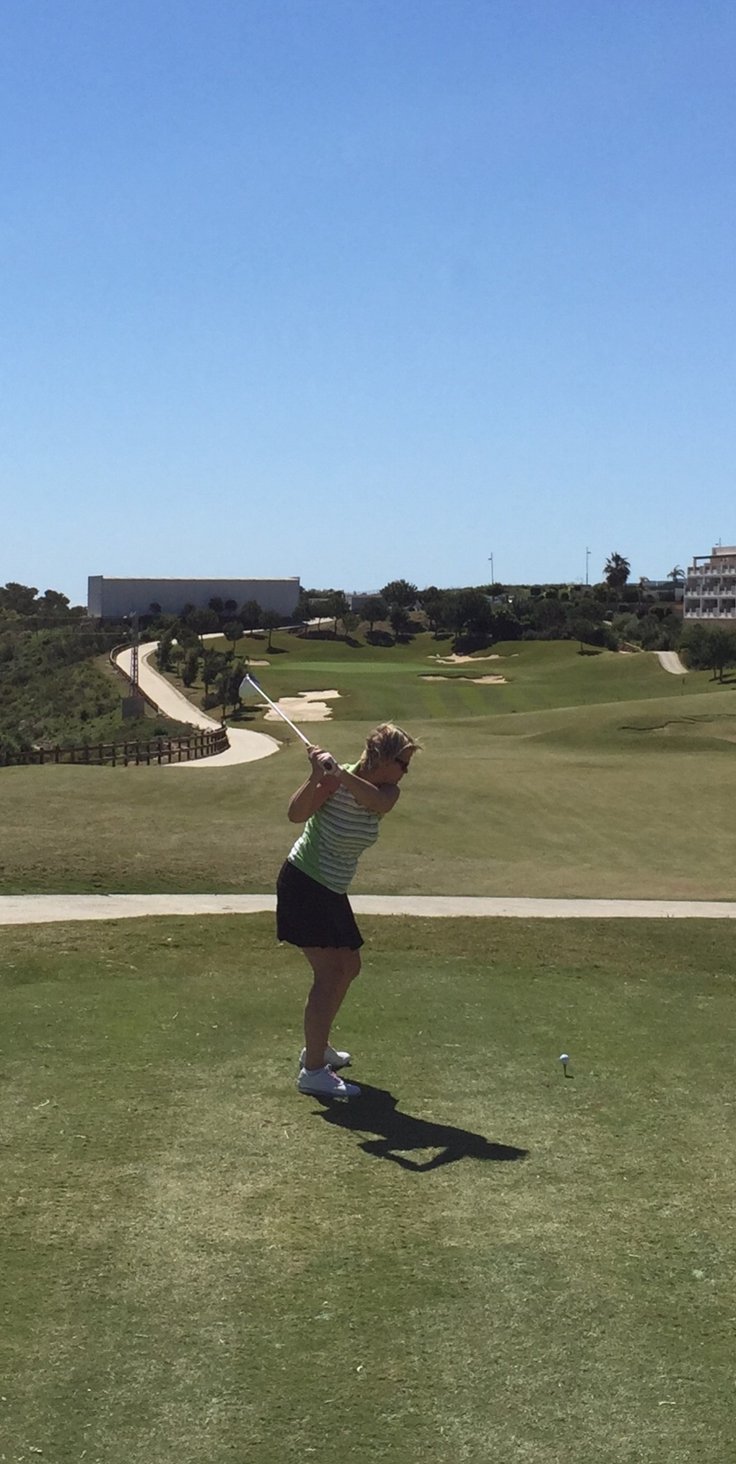 Carina spelar golf